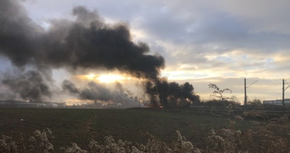 Trwa jeszcze dogaszanie pogorzeliska po pożarze składowiska tworzyw sztucznych w Gronowie Górnym (woj. warmińsko-mazurskie) - podała w czwartek wieczorem straż pożarna. PKP PLK rozpoczęły już naprawę pobliskiej sieci trakcyjnej, uszkodzonej przez pożar.