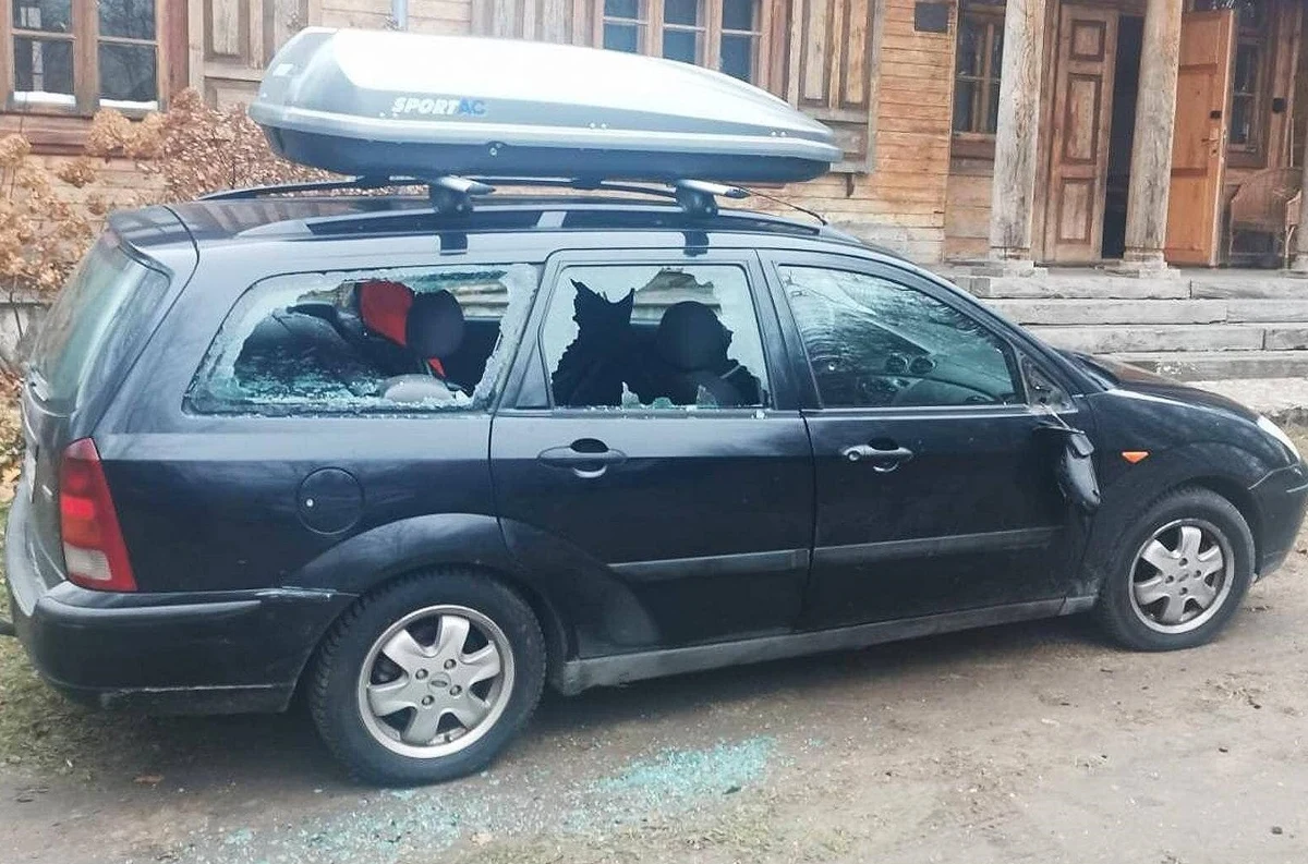 Trzy osoby: dwóch mężczyzn i kobietę, podejrzewanych o zniszczenie aut osób z inicjatywy Medycy na Granicy - zatrzymała podlaska policja. Zatrzymani są związani ze środowiskiem pseudokibiców. W ich mieszkaniach znaleziono m.in. maczety i noże. 