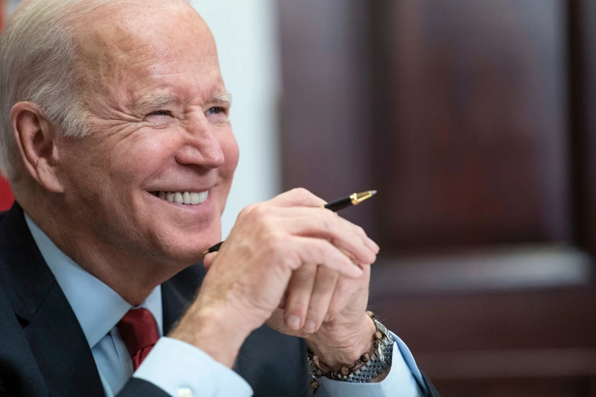 Prezydent Joe Biden usiadł w środę w Detroit za kierownicą elektrycznego Hummera SUV produkowanego przez koncern General Motors i odbył jazdę próbną w ramach kampanii zachęcania Amerykanów aby kupowali elektryczne samochody.