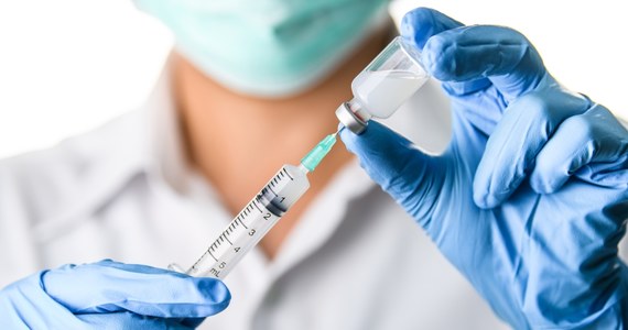 Dokładnie rok temu, 8 grudnia 2020 roku, w Wielkiej Brytanii rozpoczęły się szczepienia przeciw Covid-19. Pierwszą osobą, która przyjęła zastrzyk stworzony przez firmy Pfizer i BioNTech, poza fazą testów, była 90-letnia Margaret Keenan. W Polsce szczepienia rozpoczęły się 27 grudnia.
