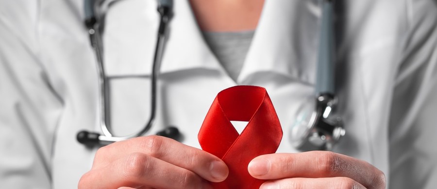 1 grudnia to Światowy Dzień AIDS, którego symbolem jest czerwona kokardka. Jego celem jest uwrażliwienie na problem oraz solidaryzowanie się z ludźmi dotkniętymi tą chorobą. Jest to bardzo ważna data, która integruje wiele działań związanych z profilaktyką HIV/AIDS, podejmowanych na całym świecie.