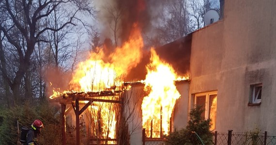 Mężczyzna, wieku około 60 lat, zginął w pożarze budynku wielorodzinnego w Smardzewie koło Zgierza w Łódzkiem. Ogień objął powierzchnię 16 metrów kwadratowych. 