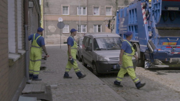 Losy niewidzialnych bohaterów, którzy towarzyszą wędrówkom naszych śmieci każdego dnia. Pokazujemy ich codzienną pracę, jak radzą sobie w trudnych sytuacjach, ale też, co ich bawi i sprawia, że praca jest dla nich nie tylko obowiązkiem. Śledźcie razem z nami perypetie pracowników służby odbierania odpadów komunalnych i dajcie się nimi zaskoczyć.