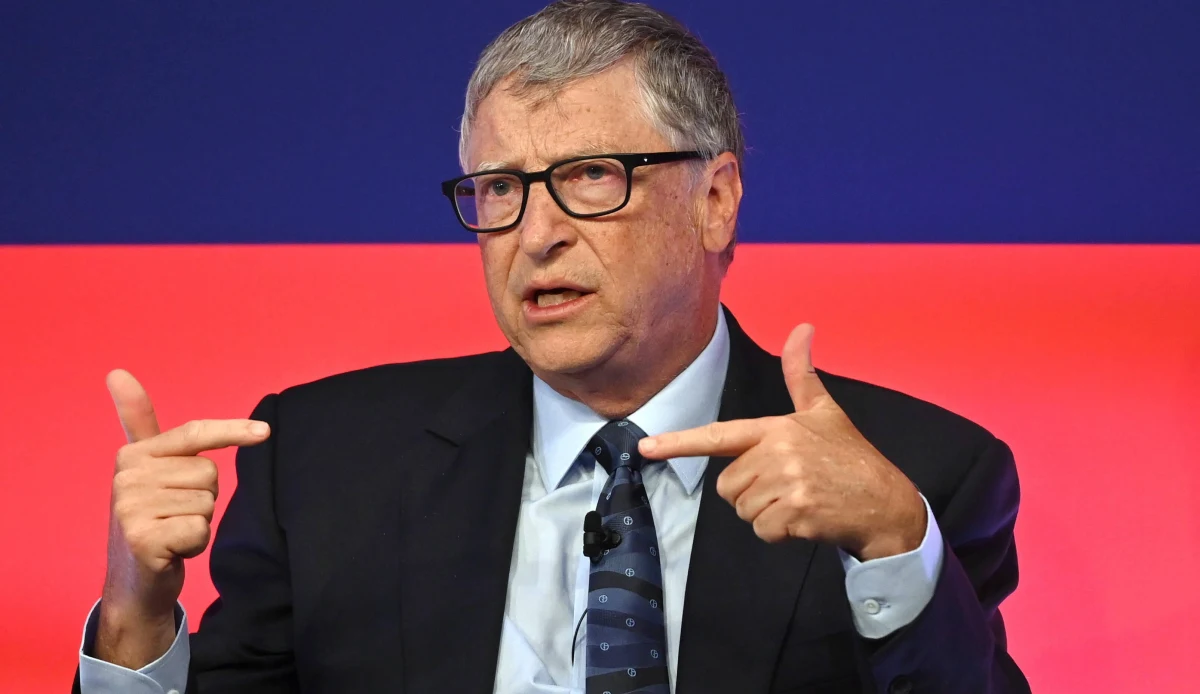 Bill Gates stwierdził, że o ile nie pojawią się nowe, groźne warianty koronawirusa, liczba śmiertelnych przypadków Covid-19 do połowy przyszłego roku może spaść do poziomu liczby zgonów wywołanych sezonową grypą - podał "Bloomberg". 
