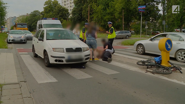 Na ulicy Wojska Polskiego w Łodzi prowadząca Skodę kobieta potrąciła rowerzystkę. Cyklistka twierdzi, że poruszała się drogą rowerową. Zdaniem pasażerki samochodu potrącona kobieta nie była na przejeździe, a drogę przekraczała na przejściu dla pieszych. Sprawcę ustali łódzki Wydział wykroczeń i przestępstw w ruchu drogowym.

(Fragment programu "Stop drogówka")