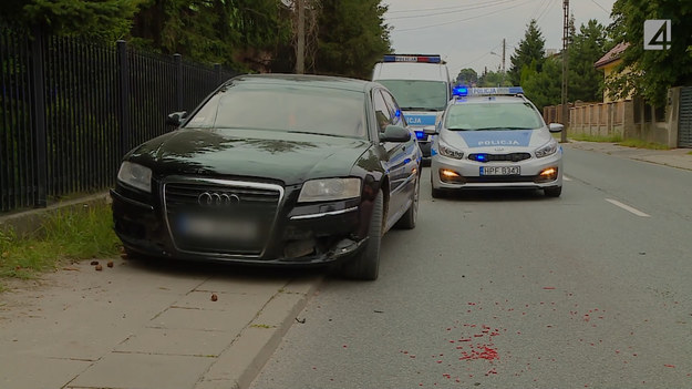 Prowadząca Audi trzy miesiące temu odebrała prawo jazdy. Niestety mimo krótkiego stażu za kierownicą nie dostosowała prędkości do warunków panujących na drodze i uderzyła w tył jadącego przed nią Citroena Berlingo. Ten siłą rozpędu najechał w tył poprzedzającego do Seicento. Konsekwencje dla sprawczyni mogą być poważne, gdyż osoby podróżujące Citroenem trafiły do szpitala.

(Fragment programu "Stop drogówka")