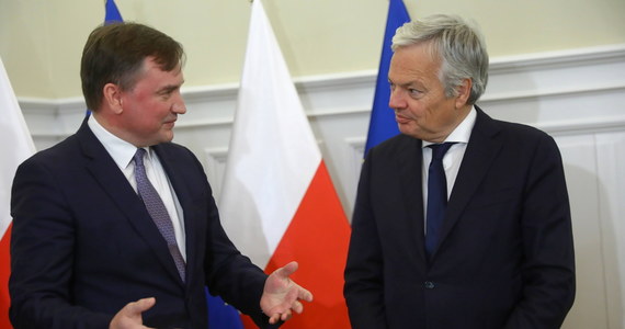 „Polska nie zgodzi się, by jednym państwom wolno było wprowadzać zmiany w sądownictwie, a innym nie” - mówił w czwartek na konferencji po spotkaniu z komisarzem ds. sprawiedliwości Didierem Reyndersem szef resortu sprawiedliwości Zbigniew Ziobro.