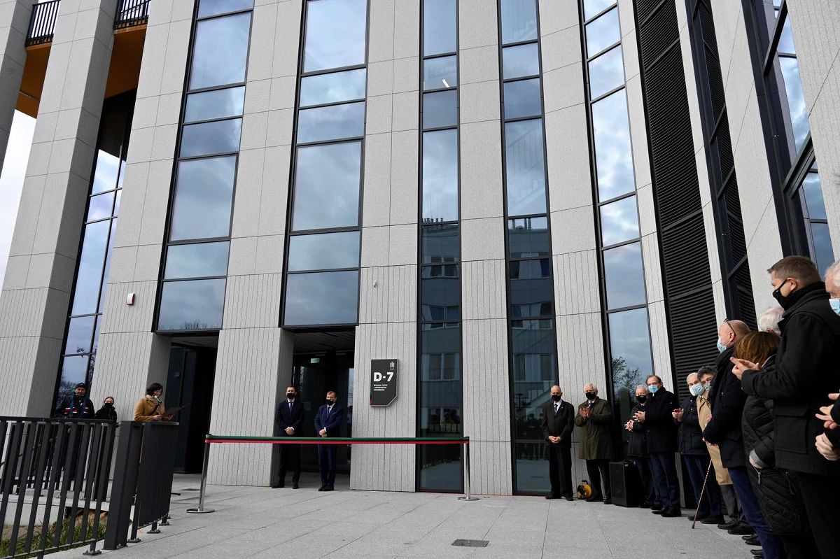 Uroczyście otwarto dziś nowy budynek Akademii Górniczo-Hutniczej w Krakowie. Inwestycja ma służyć studentom i pracownikom Wydziału Fizyki i Informatyki Stosowanej. 