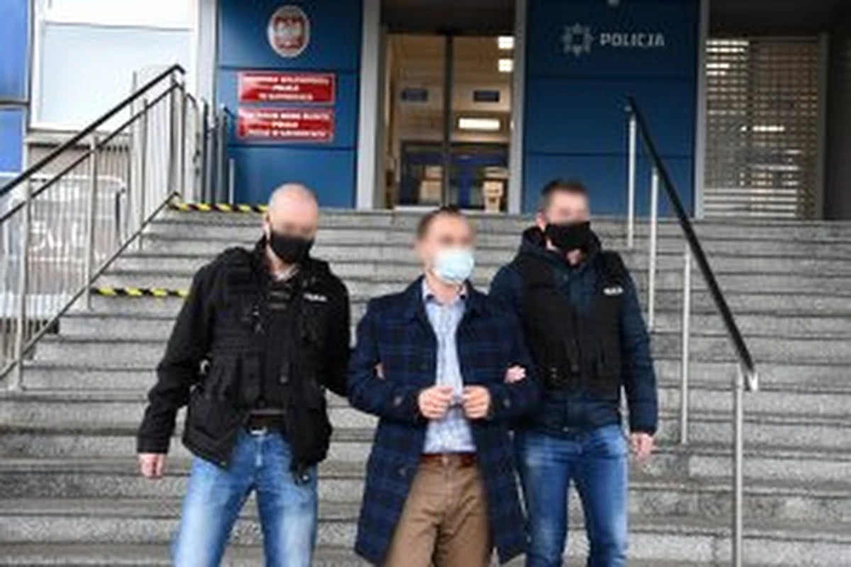 ​10 lat więzienia grozi byłemu prezydentowi Świętochłowic Dawidowi K., który wczoraj został zatrzymany przez policję na polecenie Prokuratury Okręgowej w Gliwicach. W ręce policji trafiły też jeszcze trzy inne osoby: były wiceprezydent Świętochłowic oraz dwaj urzędnicy niższej rangi. Wszyscy usłyszeli zarzuty. Podejrzani są o popełnienie przestępstw związanych z pełnieniem funkcji w magistracie w latach 2011-2018.