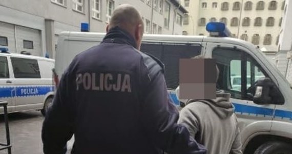 Uczestnik kolizji zatrzymał pijanego kierowcę recydywistę. Do zdarzenia doszło na ulicy Świętokrzyskiej w Gdańsku. Mężczyzna został przekazany policji. Grozi mu do dwóch lat więzienia. 