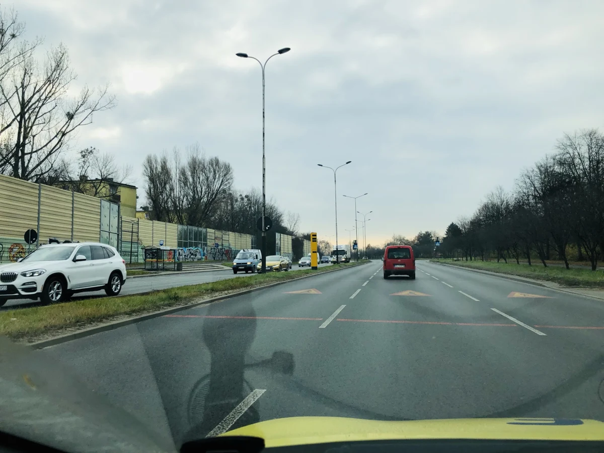 Kolejny fotoradar kontroluje prędkość kierowców w Łodzi. Nowe urządzenie stoi przy drodze krajowej 91, czyli al. Jana Pawła II pomiędzy ulicami: Obywatelską a Pabianicką.
