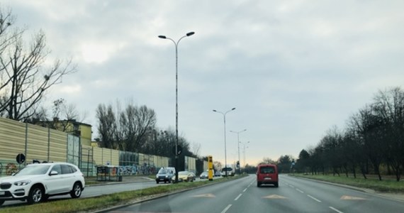 Kolejny fotoradar kontroluje prędkość kierowców w Łodzi. Nowe urządzenie stoi przy drodze krajowej 91, czyli al. Jana Pawła II pomiędzy ulicami: Obywatelską a Pabianicką.
