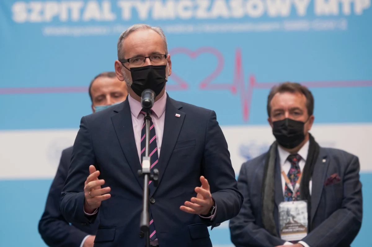 "Nie zaostrzymy restrykcji, stawiamy na egzekucję obecnych" – przekazał w Poznaniu minister Zdrowia Adam Niedzielski. "Przestrzeganie zasad epidemicznych: utrzymywanie dystansu, noszenie maseczki, dezynfekcja i szczepienia to wciąż ważne elementy walki z Covid-19" – wskazał. 