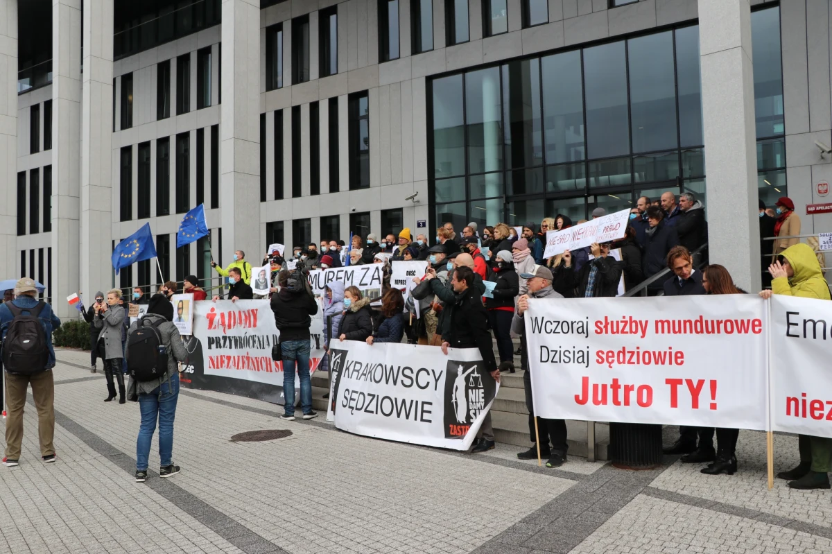Przed siedzibą sądu apelacyjnego w Krakowie odbył się dzisiaj protest w obronie zawieszonych w orzekaniu sędziów, oraz sędziów, którzy zostali przeniesieni do innych wydziałów. Według protestujących to zemsta za to, że nie zgadzają się z reformą sądownictwa i negują kompetencje osób powołanych przez Krajową Radę Sądownictwa.