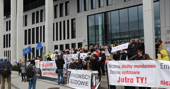 Przed siedzibą sądu apelacyjnego w Krakowie odbył się dzisiaj protest w obronie zawieszonych w orzekaniu sędziów, oraz sędziów, którzy zostali przeniesieni do innych wydziałów. Według protestujących to zemsta za to, że nie zgadzają się z reformą sądownictwa i negują kompetencje osób powołanych przez Krajową Radę Sądownictwa.