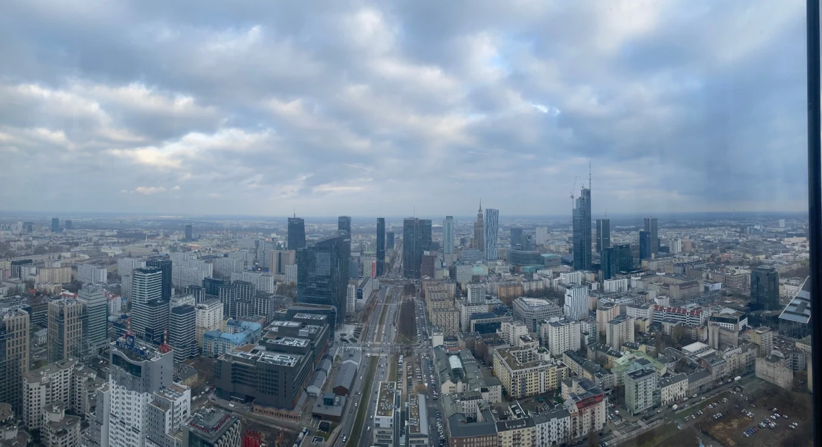 Panorama Warszawy, podziwiana z przeszklonego tarasu na wysokości dwustu metrów - to Skyfall Warsaw. W nowoczesnym wieżowcu przy rondzie Daszyńskiego znajduje się wyjątkowa atrakcja turystyczna: taras widokowy, który odchyla się od budynku pod kątem piętnastu stopni. 