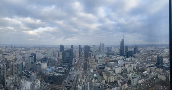 Panorama Warszawy, podziwiana z przeszklonego tarasu na wysokości dwustu metrów - to Skyfall Warsaw. W nowoczesnym wieżowcu przy rondzie Daszyńskiego znajduje się wyjątkowa atrakcja turystyczna: taras widokowy, który odchyla się od budynku pod kątem piętnastu stopni. 