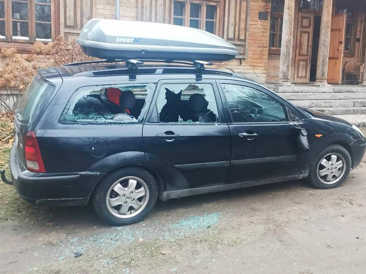 Troje mieszkańców Białegostoku usłyszało zarzuty w związku ze zniszczeniem samochodów Medyków na Granicy. To dwaj mężczyźni w wieku 23 i 25 lat oraz 23-letnia kobieta. Wszyscy są związani ze środowiskiem pseudokibiców. 