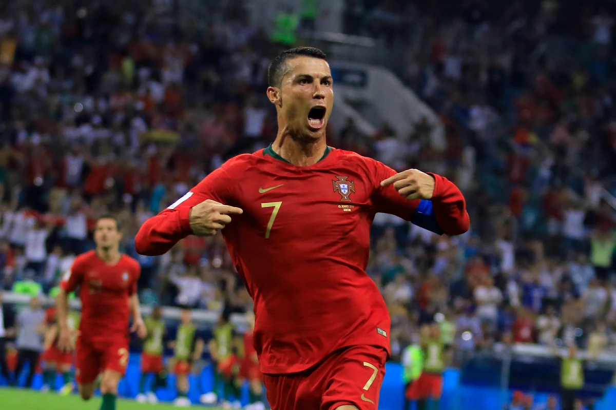 Kapitan reprezentacji Portugalii Cristiano Ronaldo jest najlepiej zarabiającym piłkarzem na świecie z rocznymi dochodami na poziomie ponad 100 mln euro, szacują rodzime media. Wskazują, że godna podziwu jest też wartość nieruchomości i aut Portugalczyka.