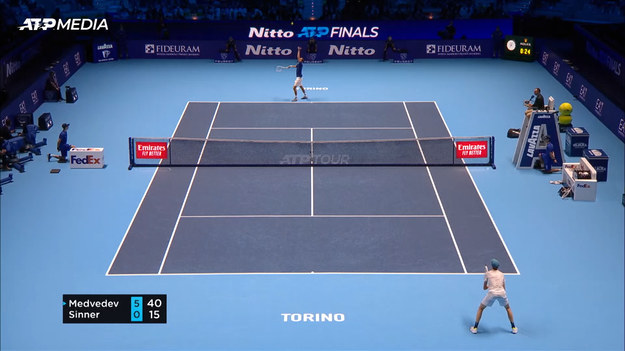 Broniący tytułu Daniił Miedwiediew z kompletem zwycięstw awansował do półfinału turnieju ATP Finals w Turynie. W ostatnim meczu Grupy Czerwonej, w której występował m.in. Hubert Hurkacz, rosyjski tenisista pokonał Włocha Jannika Sinnera 6:0, 6:7 (5-7), 7:6 (10-8).
