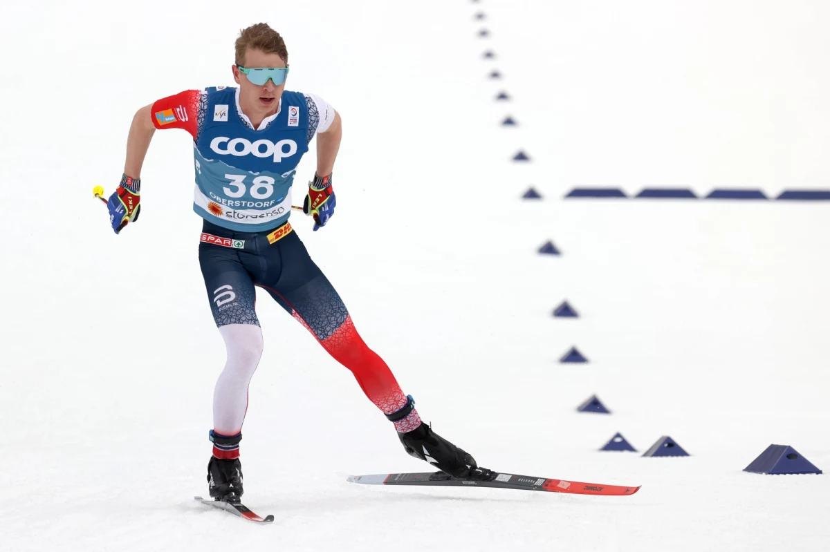 Mistrz olimpijski z Pjongczangu (2018) w biegu łączonym na 30 kilometrów i sztafecie Norweg Simen Kruger został podczas treningu w Oslo zaatakowany przez psy i dotkliwie pogryziony.