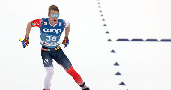 Mistrz olimpijski z Pjongczangu (2018) w biegu łączonym na 30 kilometrów i sztafecie Norweg Simen Kruger został podczas treningu w Oslo zaatakowany przez psy i dotkliwie pogryziony.