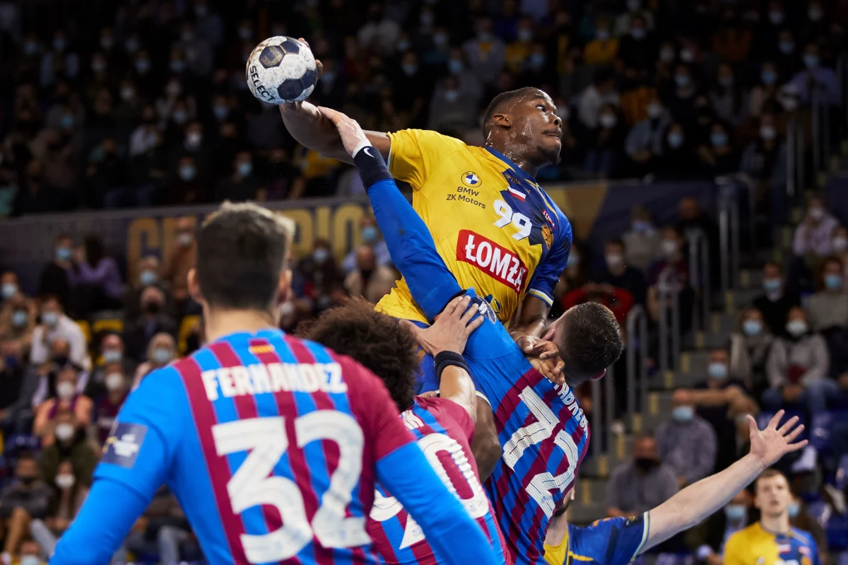 Piłkarze ręczni Łomży Vive Kielce wygrali na wyjeździe z Barcą Lassą 32:30 (19:16) w meczu 7. kolejki Ligi Mistrzów. To ich szóste zwycięstwo w tych rozgrywkach. Kielczanie nadal są liderem tabeli grupy B.