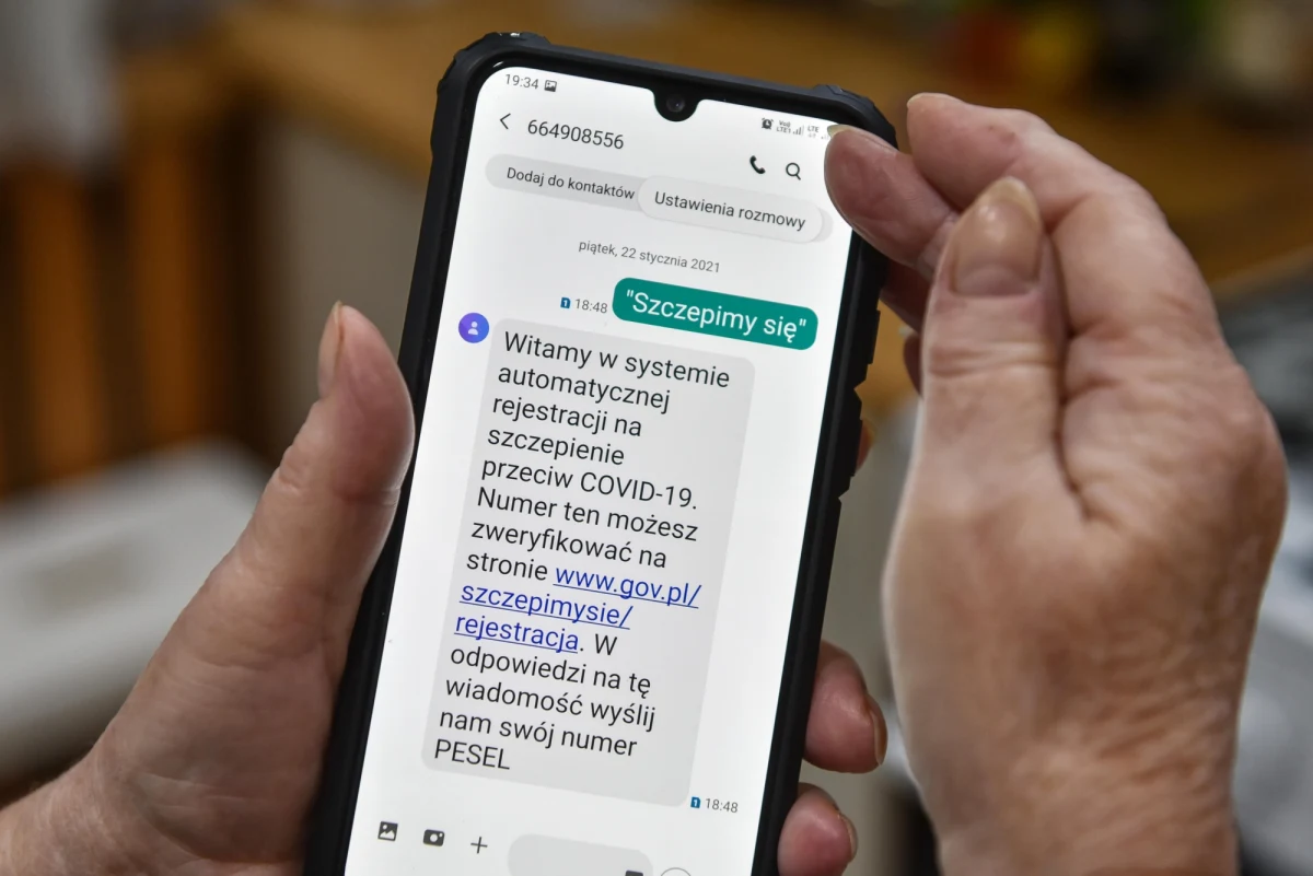 Z Ministerstwa Zdrowia wysłanych zostanie dziś ok. 15,5 mln SMS-ów do osób w pełni zaszczepionych. Będzie w nich informacja o możliwości zaszczepienia dawką przypominającą. 