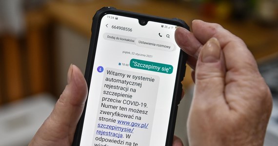 Z Ministerstwa Zdrowia wysłanych zostanie dziś ok. 15,5 mln SMS-ów do osób w pełni zaszczepionych. Będzie w nich informacja o możliwości zaszczepienia dawką przypominającą. 