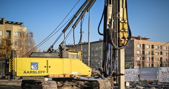 To największa inwestycja drogowa w najnowszej historii Częstochowy. Chodzi o przebudowę charakterystycznej estakady w dzielnicy Raków. Właśnie rozpoczął się kolejny etap prac w tym miejscu.