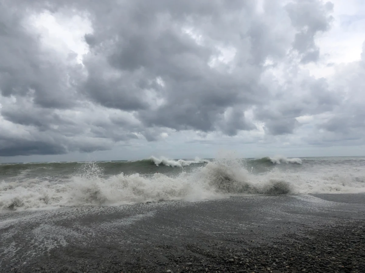 Wichura będzie dziś dokuczać mieszkańcom północnej Polski. Instytut Meteorologii i Gospodarki Wodnej wydał o poranku ostrzeżenia pierwszego i drugiego stopnia przed silnym wiatrem. Na Bałtyku sztorm osiągnąć może skalę 9/10 stopni w skali Beauforta.