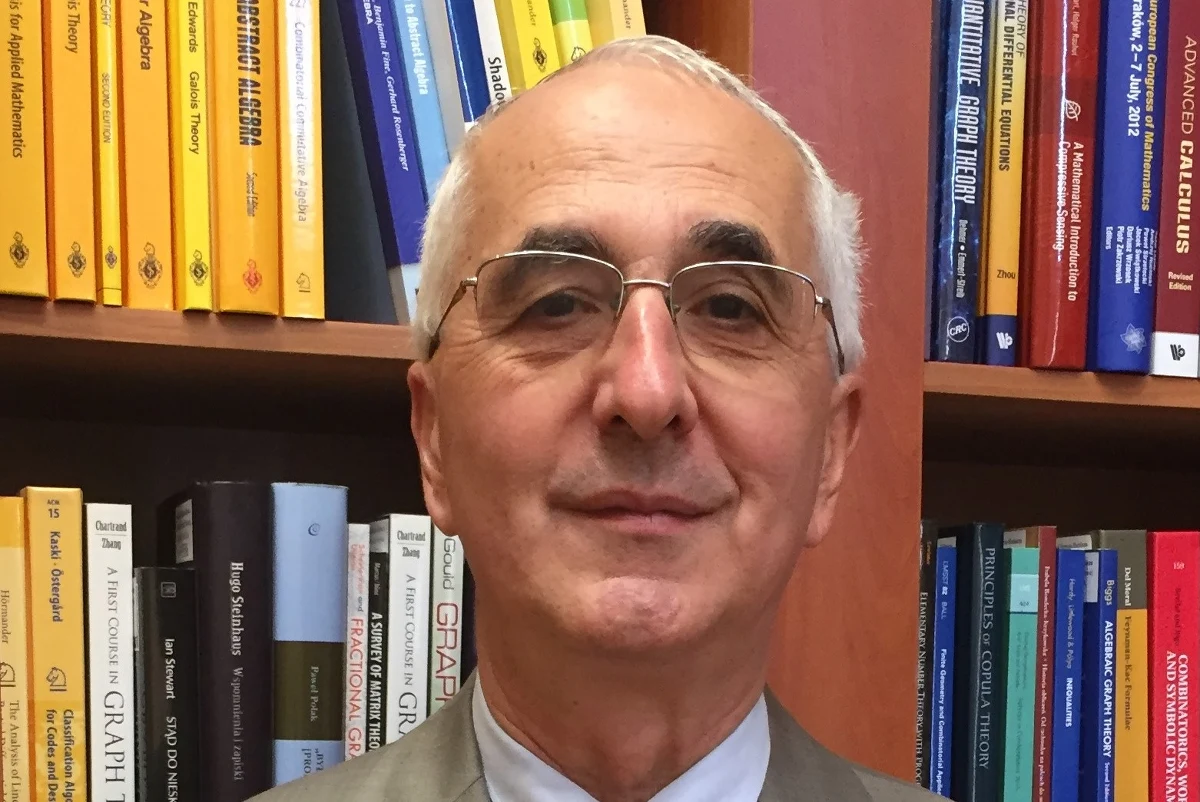 Profesor AGH Vicentiu D. Radulescu pracujący na Wydziale Matematyki Stosowanej Akademii Górniczo-Hutniczej w Krakowie znalazł się na dorocznej liście najczęściej cytowanych na świecie uczonych - Highly Cited Researchers (HCR) 2021. Obecność naukowców w tym prestiżowym gronie jest wyrazem docenienia m.in. bogatego dorobku, który w formie cytowań jest wykorzystywany przez środowisko naukowe na całym świecie. Wyróżnienie dla naukowca z AGH wzmacnia jednocześnie pozycję uczelni w międzynarodowym Rankingu Szanghajskim. 