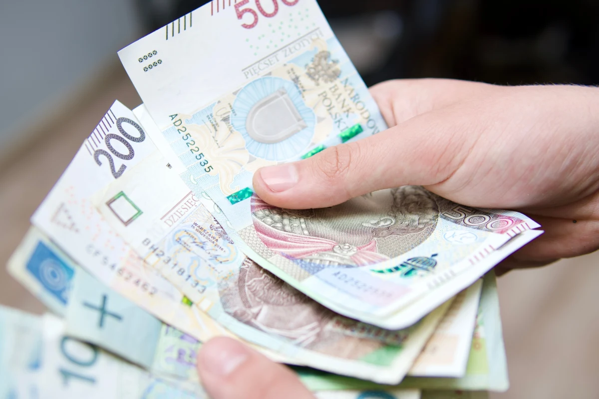 ​Przeciętne miesięczne wynagrodzenie w sektorze przedsiębiorstw w październiku wyniosło 5917,15 zł i było wyższe o 8,4 proc. niż przed rokiem. Wzrost wynagrodzeń realnie jest jednak dużo mniejszy ze względu na wysoką inflację.