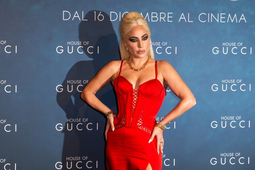 Według ekspertów rola Lady Gagi w filmie "Dom Gucci" (polska premiera filmu już 26 listopada!) czyni z piosenkarki jedną w najpoważniejszych kandydatek do przyszłorocznego Oscara. To zresztą nie pierwszy raz, gdy doskonale radzi sobie jako aktorka. Niewielu jednak wie, że jej metody nie są tradycyjne dla tego rzemiosła. 