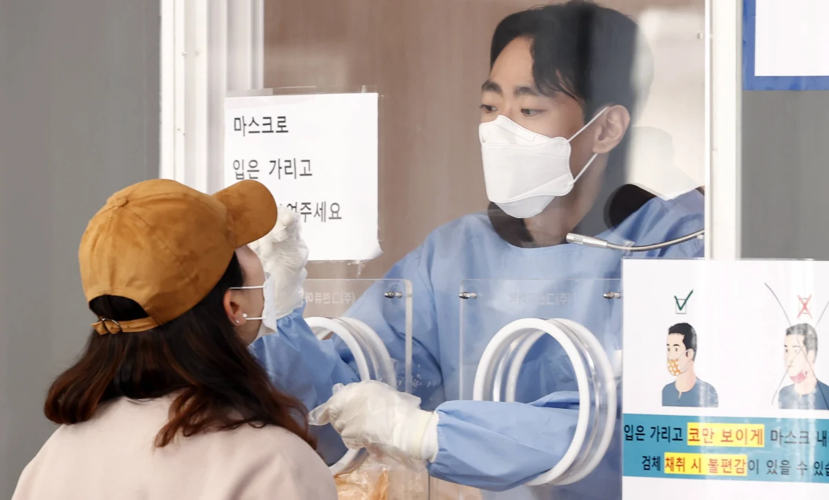 Po złagodzeniu restrykcji i przejściu do modelu "życia z Covid-19" w Korei Południowej rośnie liczba ciężko chorych, którzy mogą wkrótce przepełnić szpitale. Premier Kim Bu Kium ogłosił, że "powrót do normalności" może zostać wstrzymany. 