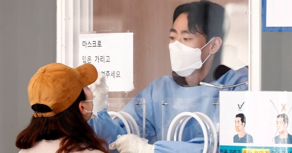 Po złagodzeniu restrykcji i przejściu do modelu "życia z Covid-19" w Korei Południowej rośnie liczba ciężko chorych, którzy mogą wkrótce przepełnić szpitale. Premier Kim Bu Kium ogłosił, że "powrót do normalności" może zostać wstrzymany. 