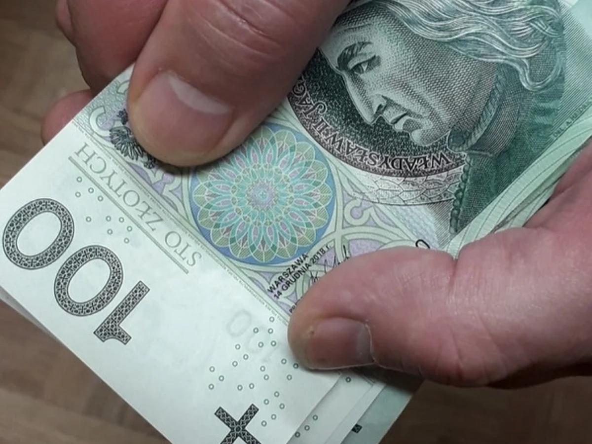 Postawa godna naśladowania. W Świnoujściu przypadkowy mężczyzna znalazł w bankomacie 5 tysięcy złotych, pieniądze odniósł na policję.