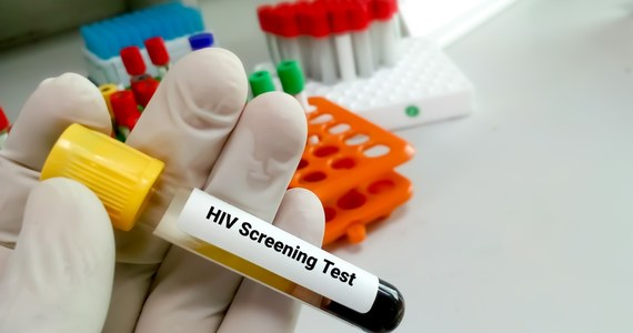 W Polsce rośnie grupa osób HIV+, które trafiają do szpitali za późno, w tak ciężkim stanie, że trudno im już pomóc. Szacuje się, że 35 tysięcy Polaków jest zakażonych HIV, z czego aż połowa o tym nie wie. W Polsce każdego dnia co najmniej 3 osoby dowiadują się, że są zakażone tym wirusem. Od 20 do 27 listopada, potrwa Europejski Tydzień Testowania w kierunku HIV. W tych dniach, wiele punktów konsultacyjno-diagnostycznych, w których można wykonać badanie w kierunku HIV anonimowo i bezpłatnie oraz skorzystać z poradnictwa nt. HIV/AIDS, będzie pracowało częściej i dłużej. Z kolei 22 listopada ulicami Krakowa przejedzie samochód wyświetlający na fasadach budynków czerwoną kokardkę z napisem "Razem przeciw HIV".