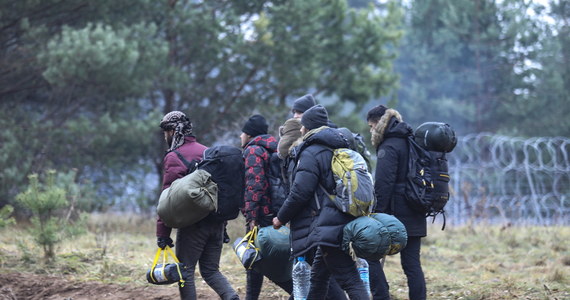 Chcemy zaangażować Frontex do odsyłania migrantów z Polski - zapowiada wiceminister obrony Wojciech Skurkiewicz. Senacka komisja dyskutuje dziś o sytuacji na pograniczu, gdzie część cudzoziemców usuwa swoje obozowiska.