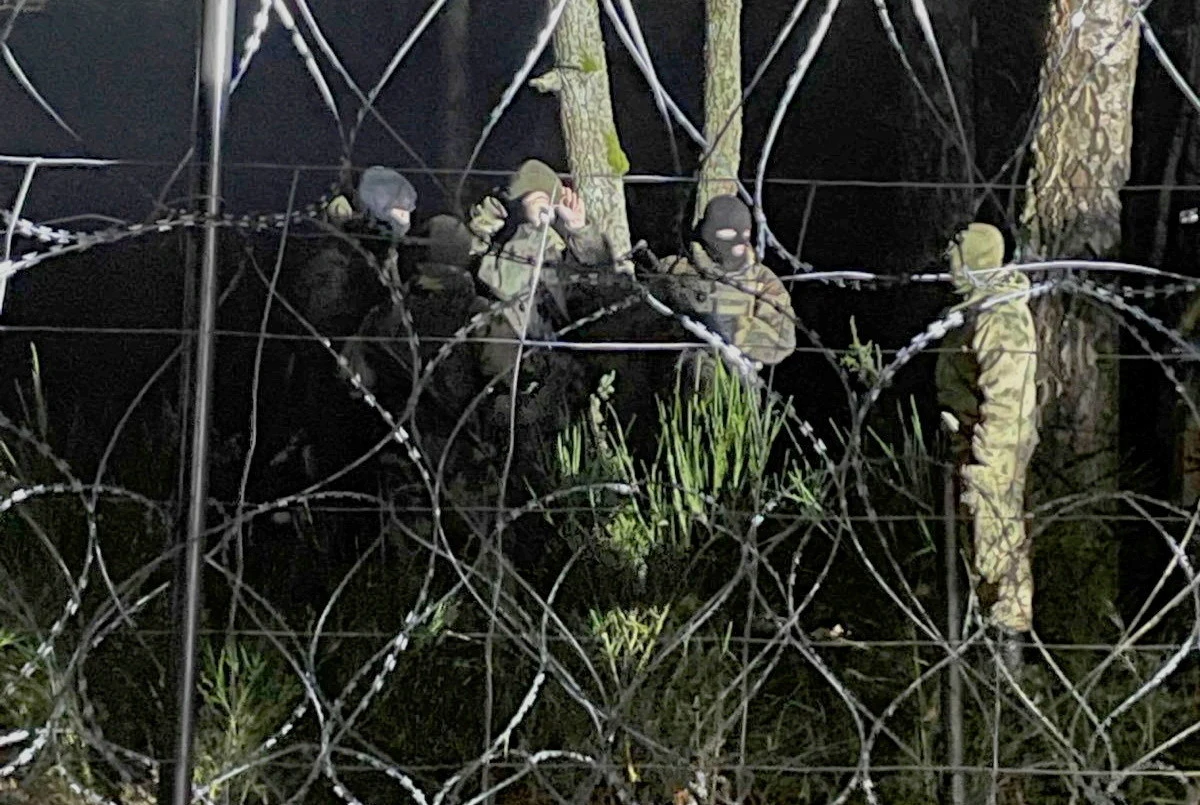 Czterech żołnierzy zostało rannych w czasie powstrzymywania próby siłowego przekroczenia granicy przez migrantów ostatniej doby - poinformował w piątek wiceszef MON Wojciech Skurkiewicz. Dwóch żołnierzy zostało opatrzonych na miejscu, a pozostałych dwóch przewieziono do szpitala.