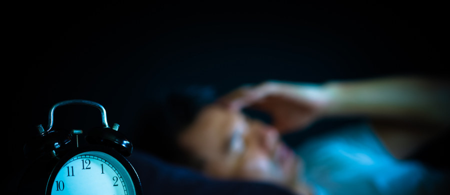 Ryzyko hospitalizacji i zgonu u osób chorych na Covid-19, które zmagają się z zaburzeniami oddychania podczas snu oraz niedotlenieniem w czasie snu, wzrasta o 31 proc. - dowiodły badania naukowców z Cleveland Clinic w USA. Można o nim przeczytać w najnowszym wydaniu „JAMA Network Open. "Nasze badanie bardzo poprawiło zrozumienie związku między zaburzeniami snu, a ryzykiem niekorzystnego przebiegu Covid-19. Wynika z niego, że za zależność tę mogą odpowiadać biomarkery stanu zapalnego" - wyjaśnia dr Reena Mehra.