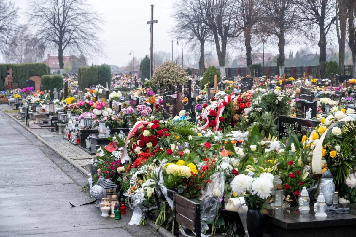 Rodzina, przyjaciele i współpracownicy pożegnali w piątek w Katowicach Kamila Durczoka. Dziennikarz zmarł we wtorek w katowickim szpitalu w wieku 53 lat.