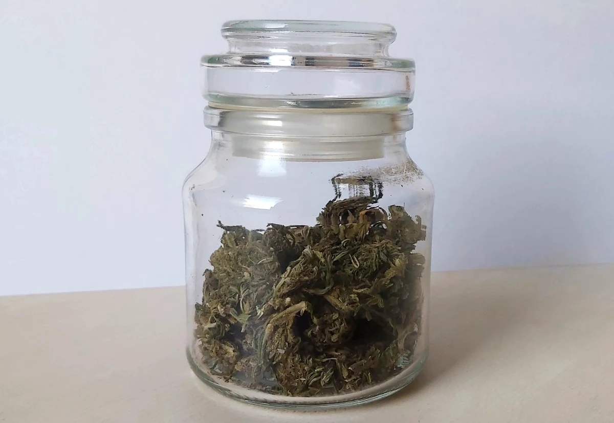 Podczas kontroli drogowej wadowiccy policjanci znaleźli przy 25-latku marihuanę oraz amfetaminę. Mężczyzna usłyszał już zarzut. Grozi mu do 3 lat pozbawienia wolności. 