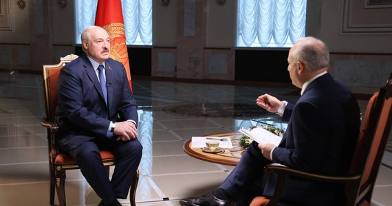Aleksander Łukaszenka udzielił godzinnego wywiadu stacji BBC. W rozmowie z Stevem Rosenbergiem, moskiewskim korespondentem stacji przywódca Białorusi przyznał, że "jest absolutnie możliwe, aby jego siły pomogły migrantom przedostać się do Polski". Łukaszenka zaprzeczył jednak, że ludzie ci zostali zaproszeni na Białoruś. 