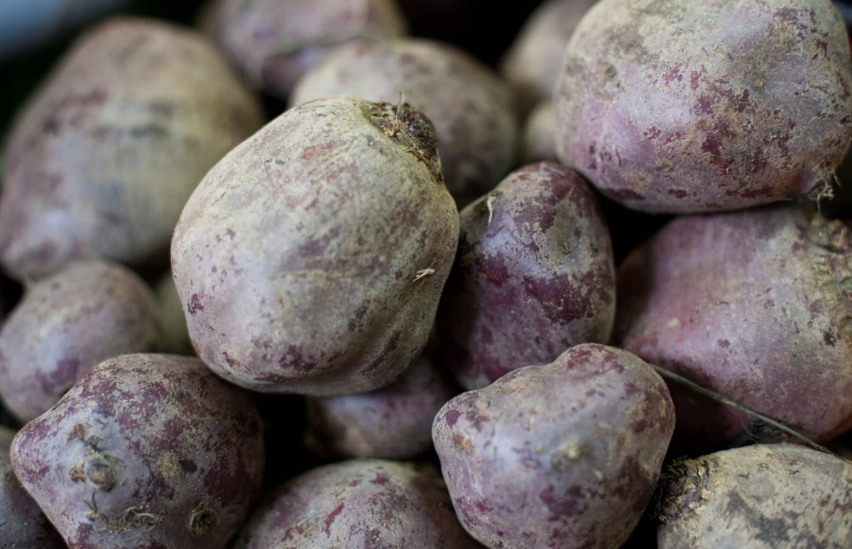 Gorzowscy policjanci interweniowali w jednym ze sklepów w sprawie klienta, który chciał oszukać sklep. "W kasie samoobsługowej zamiast zapłacić 149 zł za klocki do zabawy, skasował buraki za 1,32 zł" – informuje Grzegorz Jaroszewicz z Komendy Miejskiej Policji w Gorzowie Wlkp. Teraz klient odpowie za oszustwo. 