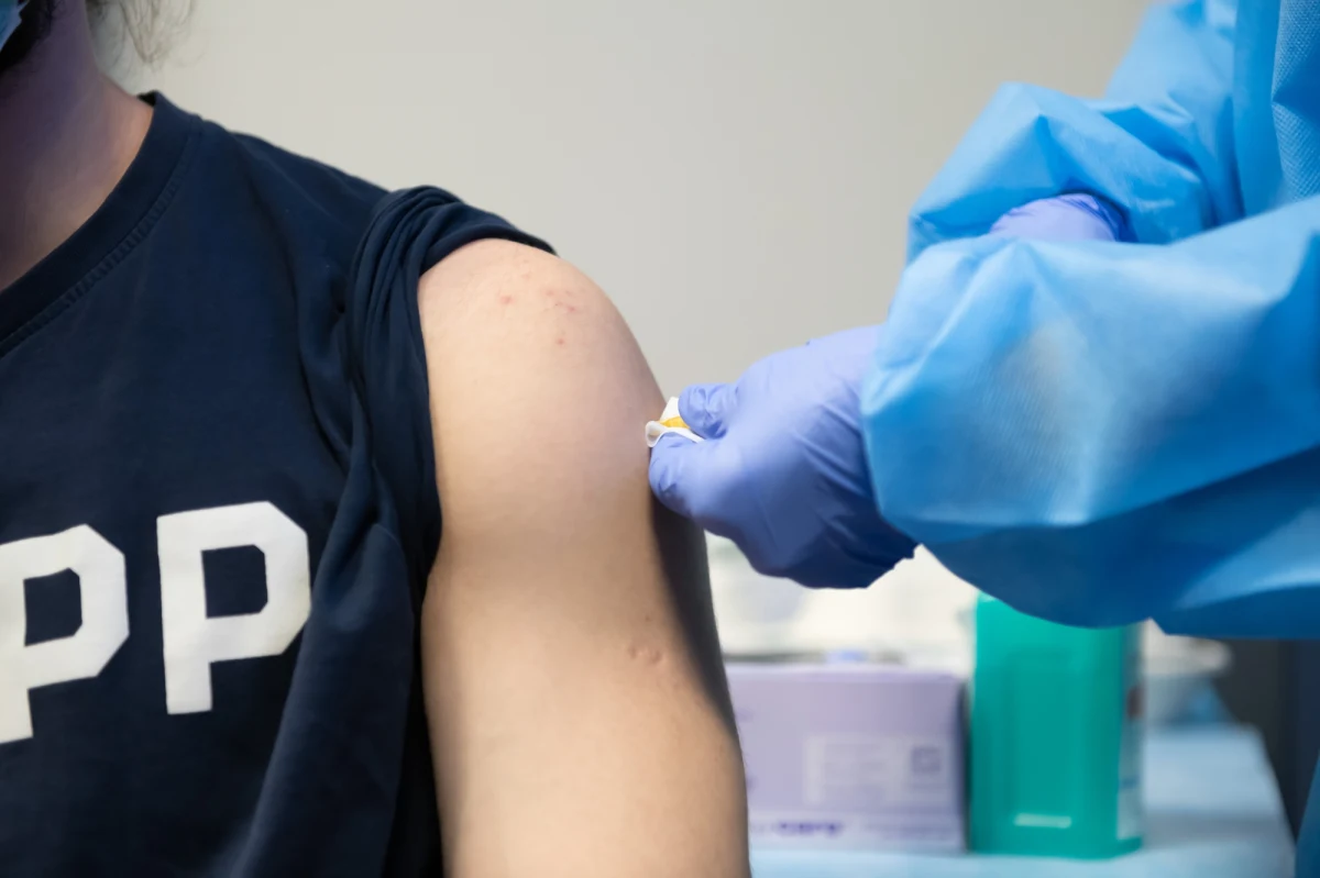 Zaledwie 0,77 proc. osób w pełni zaszczepionych przeciw Covid-19 zostało zakażonych. Wśród wszystkich zgonów osób zakażonych koronawirusem 4,5 proc. stanowiły osoby zaszczepione, zgony nie są związane ze szczepieniem – poinformowało w piątek Ministerstwo Zdrowia.