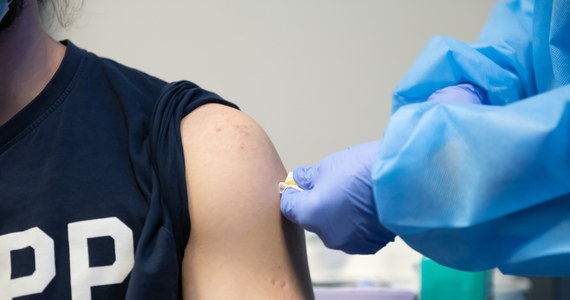 Zaledwie 0,77 proc. osób w pełni zaszczepionych przeciw Covid-19 zostało zakażonych. Wśród wszystkich zgonów osób zakażonych koronawirusem 4,5 proc. stanowiły osoby zaszczepione, zgony nie są związane ze szczepieniem – poinformowało w piątek Ministerstwo Zdrowia.