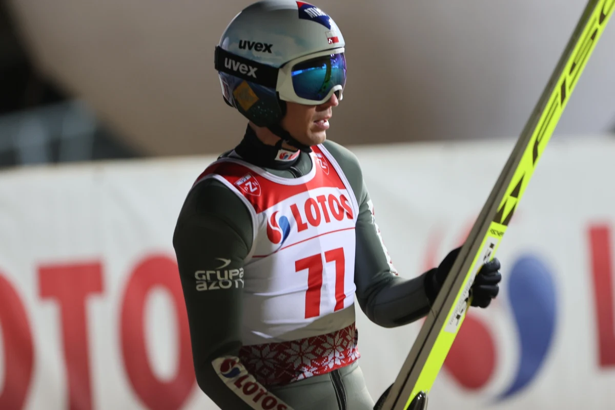 Kamil Stoch najlepszy w kwalifikacjach do konkursu Pucharu Świata Niżnym Tagile. Do sobotniej rywalizacji awansowało pięciu polskich skoczków.
