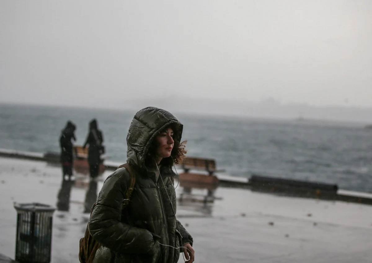 IMGW wydaje ostrzeżenia przed silnym wiatrem. Alerty obowiązują w ośmiu województwach północnej i centralnej Polski.
