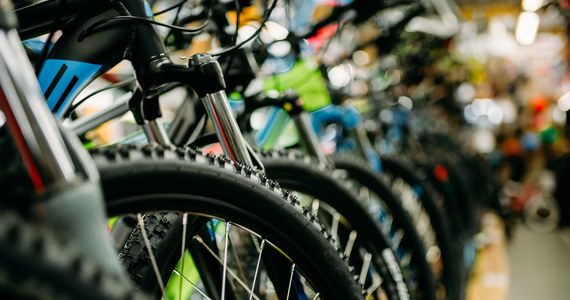 Prokuratura oskarżyła 32-letniego mieszkańca Leersum w centralnej części kraju o "terroryzm rowerowy". Jeżdżący wyścigowym rowerem mężczyzna atakował zbyt szybko poruszających się użytkowników rowerów elektrycznych. Dwóch z nich trafiło do szpitala.